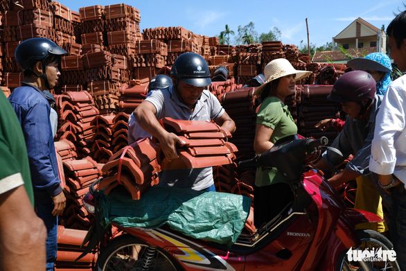 Central Vietnamese province’s people flock to buy new tiles to fix houses after storm