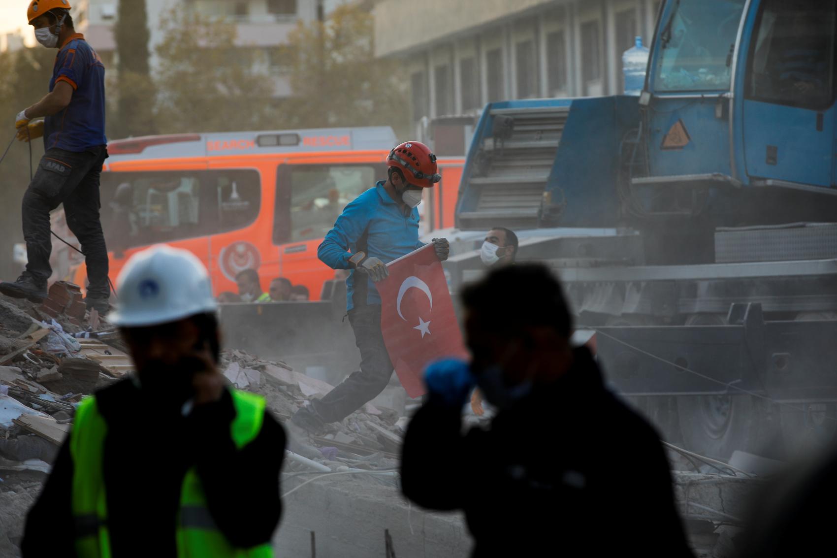 Death toll climbs to 100 from devastating Aegean quake