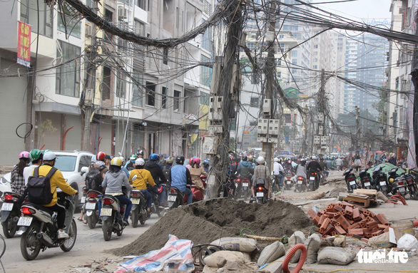 Commuters suffer nightmarish traveling as street construction lags behind schedule in Hanoi
