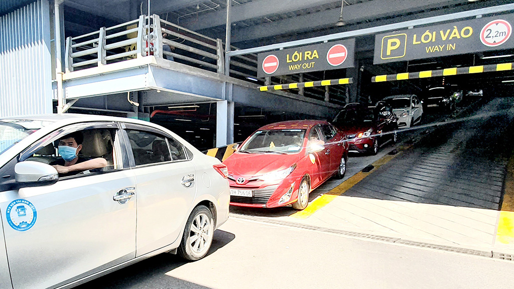 New procedures pose inconvenience for drivers, passengers of ride-hailing apps at Saigon airport