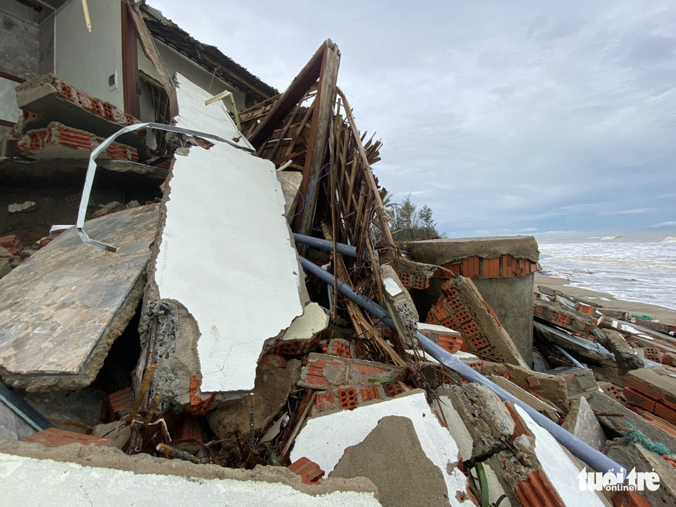 Villas, restaurants along Hoi An seashore ravaged after Storm Vamco landfall