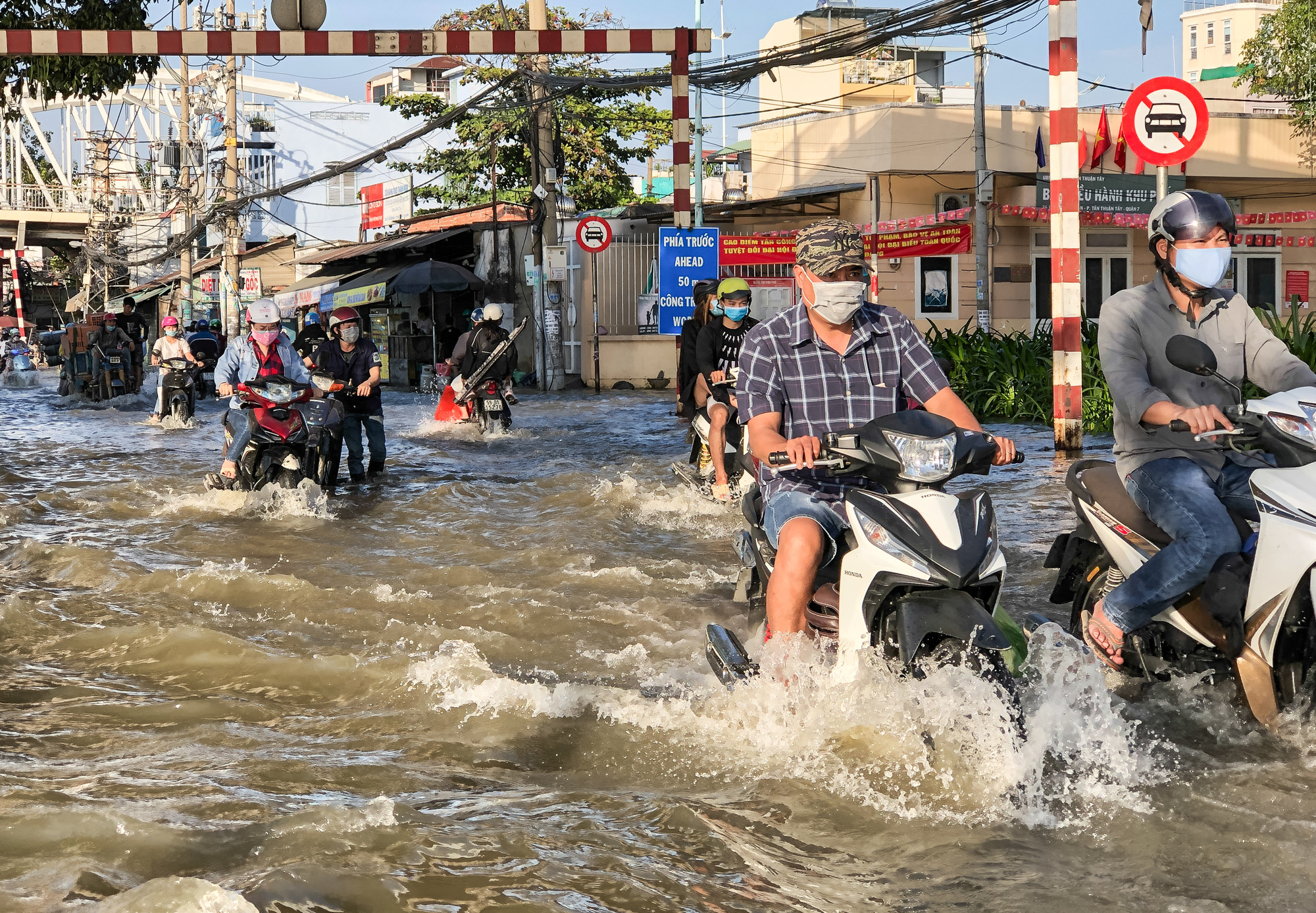 Year's highest tide submerges roads in Ho Chi Minh City