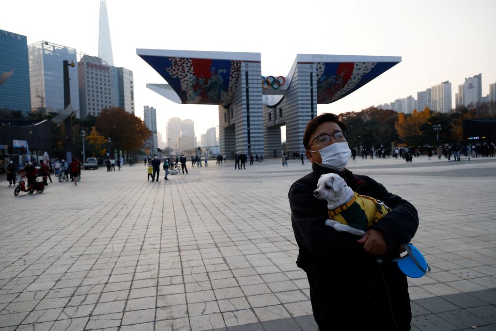 South Korea to tighten social distancing, warns of new COVID-19 crisis