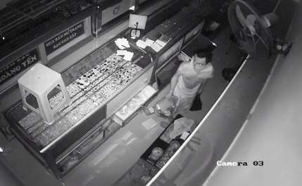 Ho Chi Minh City police hunt for jewelry store thief who broke in via roof
