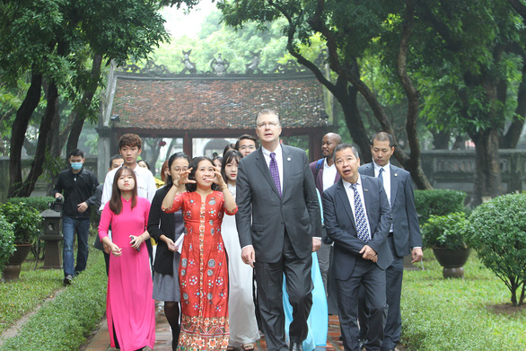 US envoy visits Hanoi’s Temple of Literature, scholar statue in celebration of Teacher’s Day