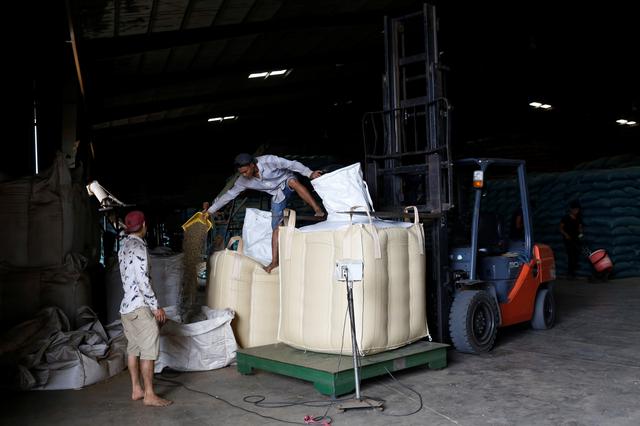Asia Coffee-Vietnam premium narrows as trade slows, Indonesian stocks decline