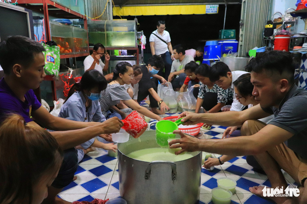 Volunteers offer porridge to Saigon’s needy