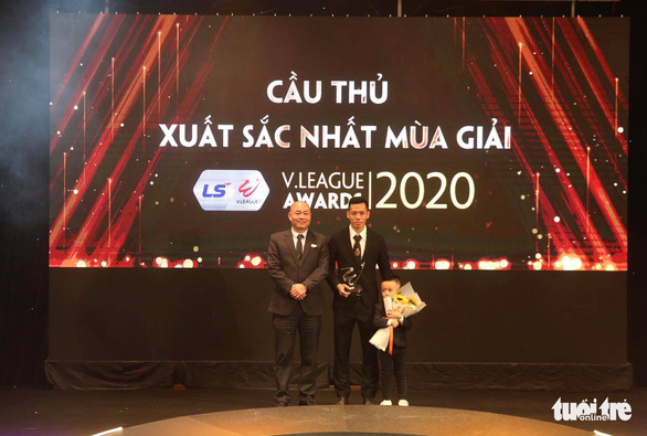 Hanoi FC’s captain named best player of Vietnam’s 2020 top-flight football tournament