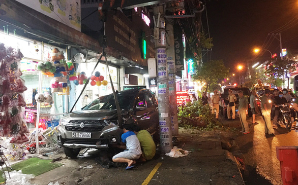 Two hospitalized as car collides with multiple motorbikes in Ho Chi Minh City