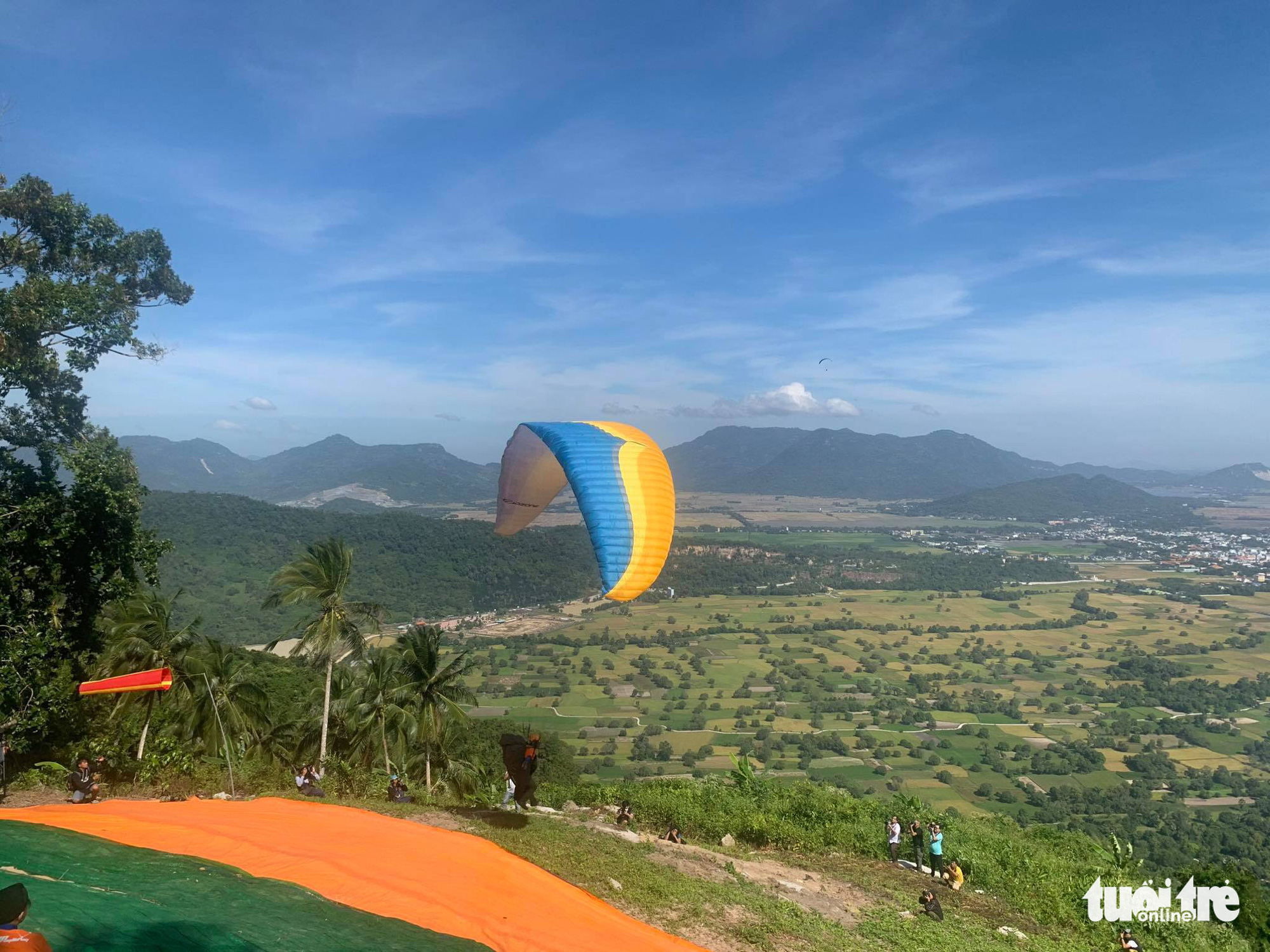 Mekong Delta’s first paragliding contest attracts thousands