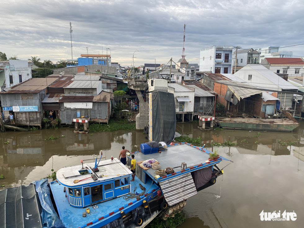 Bridge collapses under overweight truck in Vietnam’s Mekong Delta province
