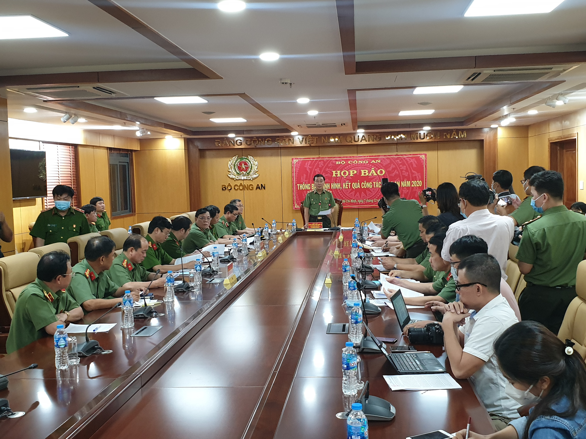 8 officers arrested for taking bribes, freeing drug dealers in Ho Chi Minh City