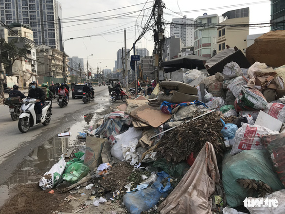 Major streets of Hanoi strewn with trash after sanitation worker strike