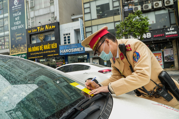 Hanoi traffic police start attaching parking tickets to car windshields