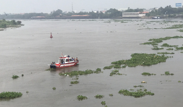 Woman missing after boat-barge crash on Saigon River