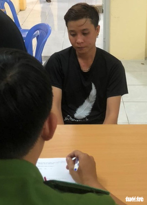 Female gangster arrested for stabbing friend while drinking in Vietnam