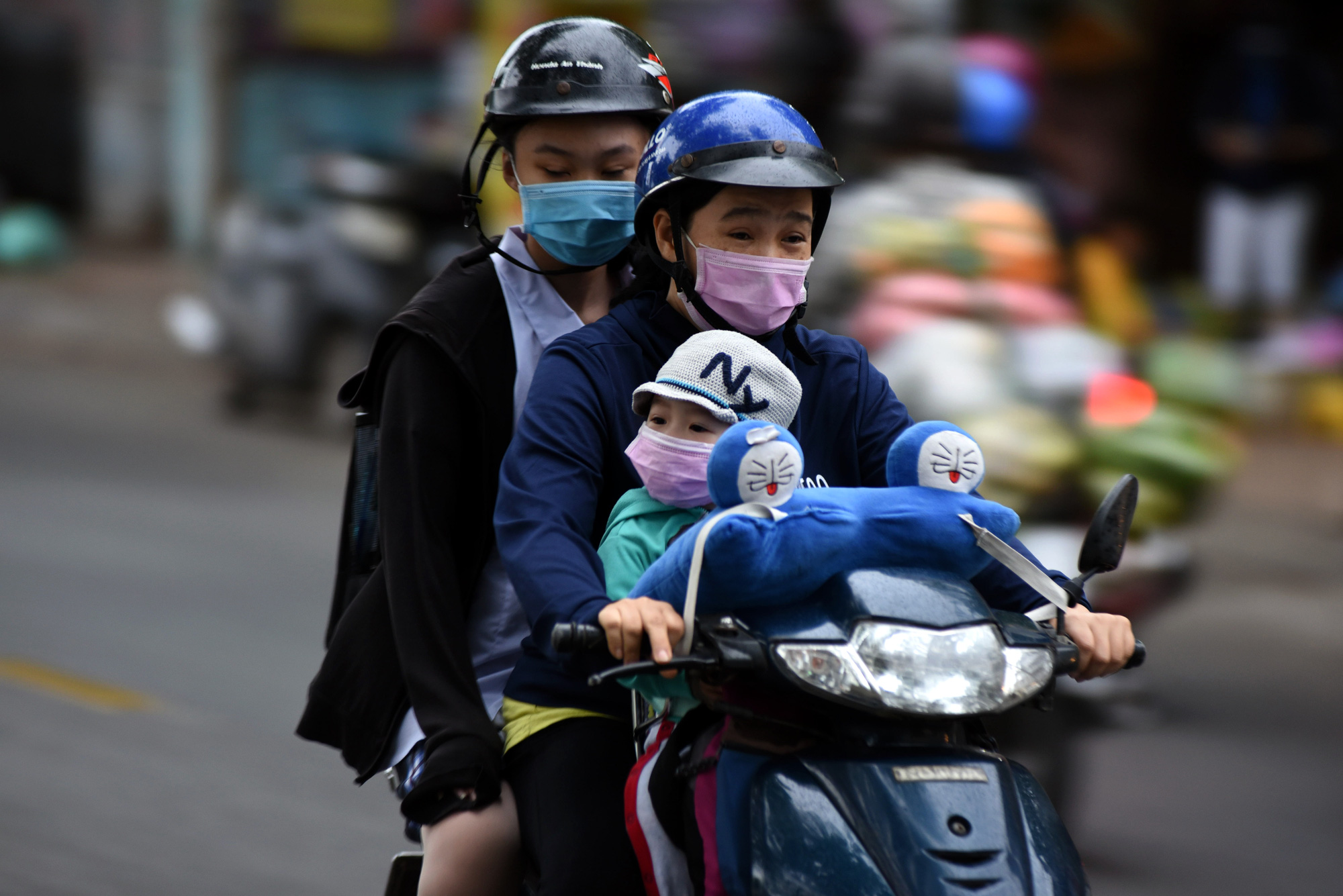 Temperature in Ho Chi Minh City plummets due to tropical depression, cold spell