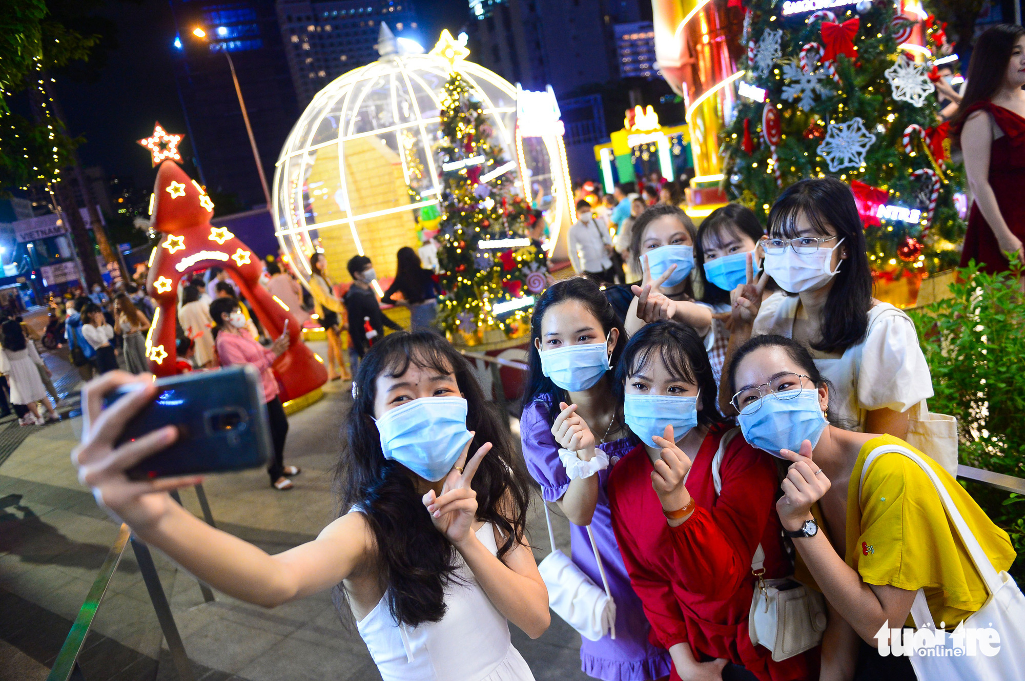 Vietnamese cities shine bright on Christmas Eve