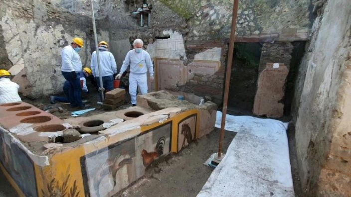 'Fast-food' bar frozen in Pompeii ash gives clues on Roman snacking habits