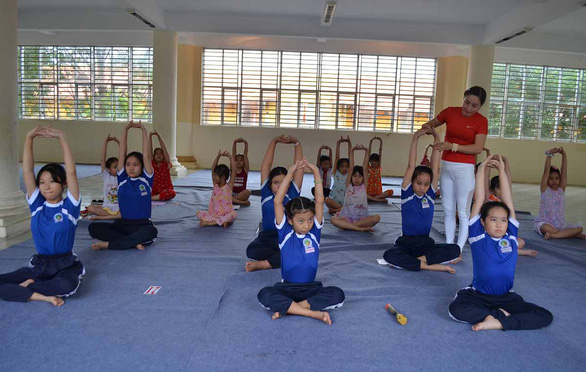 Vietnamese woman keeps kids fit, boosts school performance with free yoga training