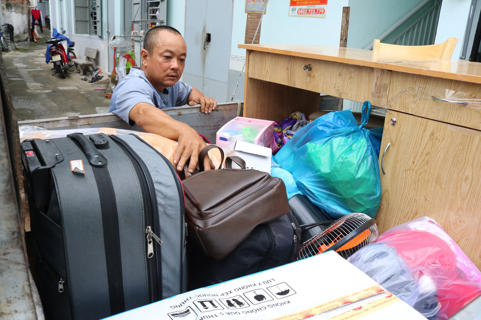 Ho Chi Minh City resident offers free moving service to students