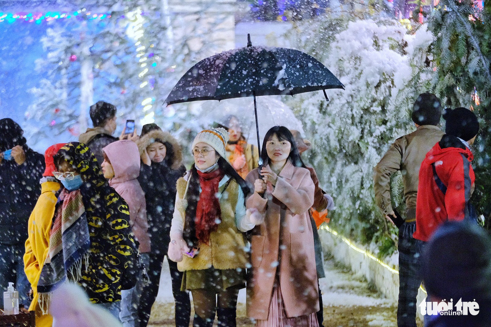 Vietnam's Sa Pa runs out of room as visitors flock to see frost