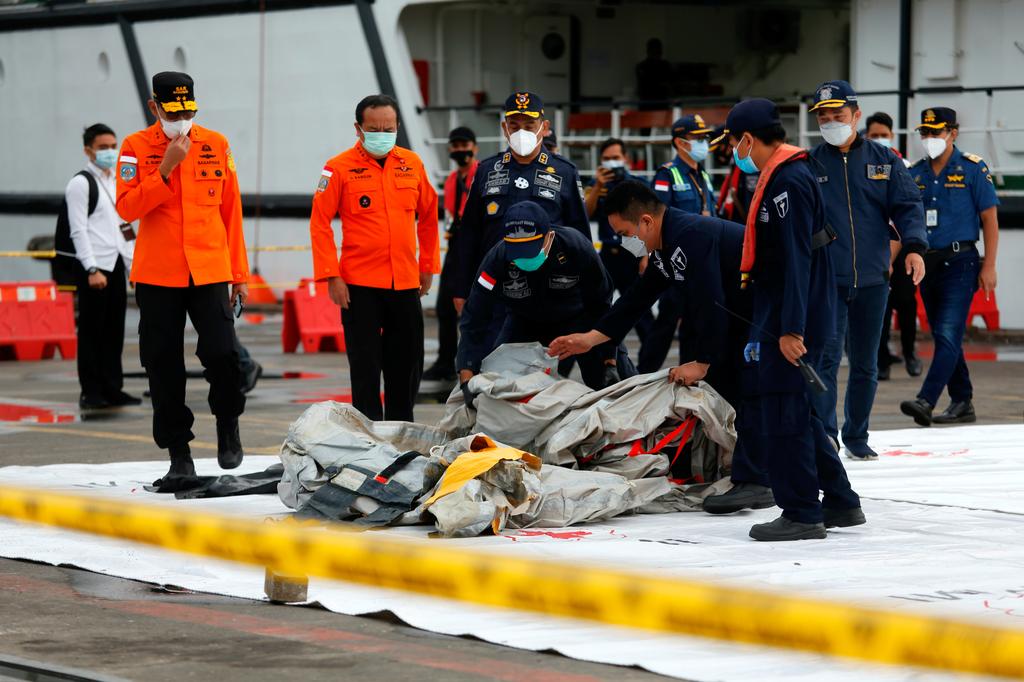 Indonesia rescue teams scour sea for crashed plane amid poor weather