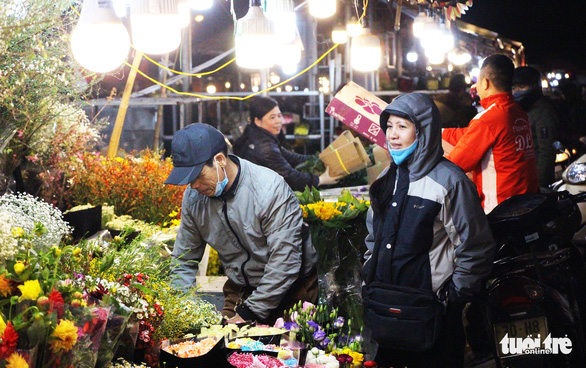 Traders, laborers droop in freezing cold at Hanoi markets