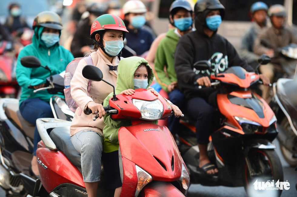 Saigon residents bask in warm clothes as temperature drops overnight