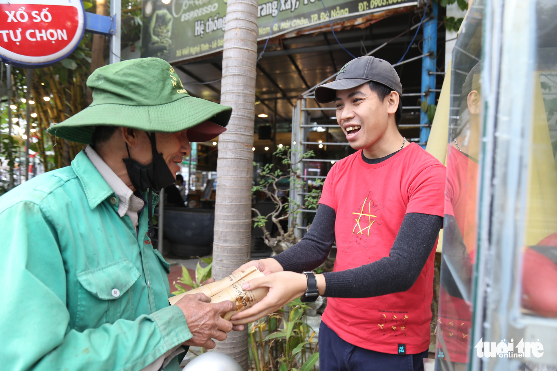 Young Vietnamese offer free ‘banh mi’ to Da Nang’s needy