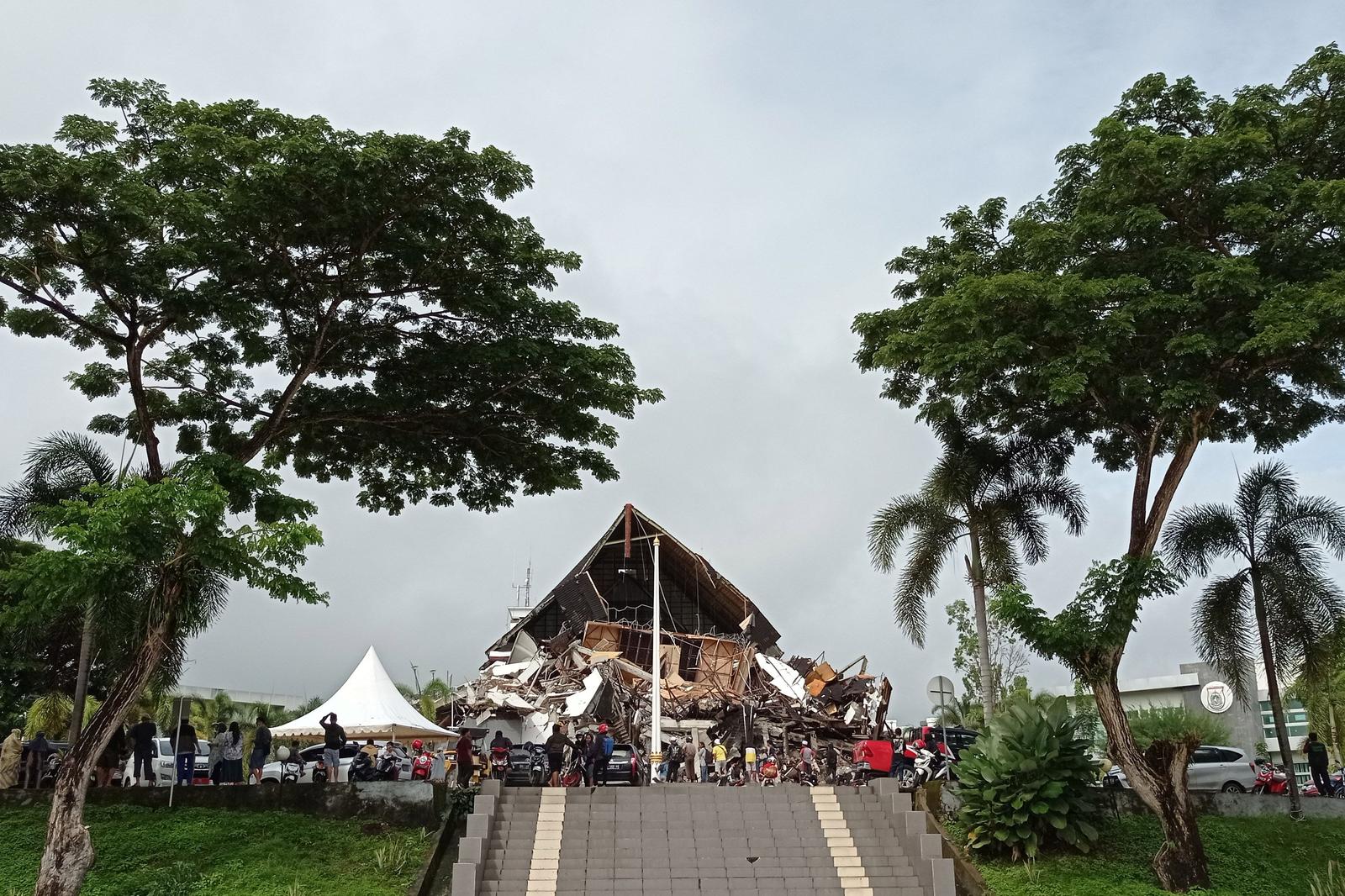 Strong quake in Indonesia's Sulawesi kills at least seven, injures hundreds