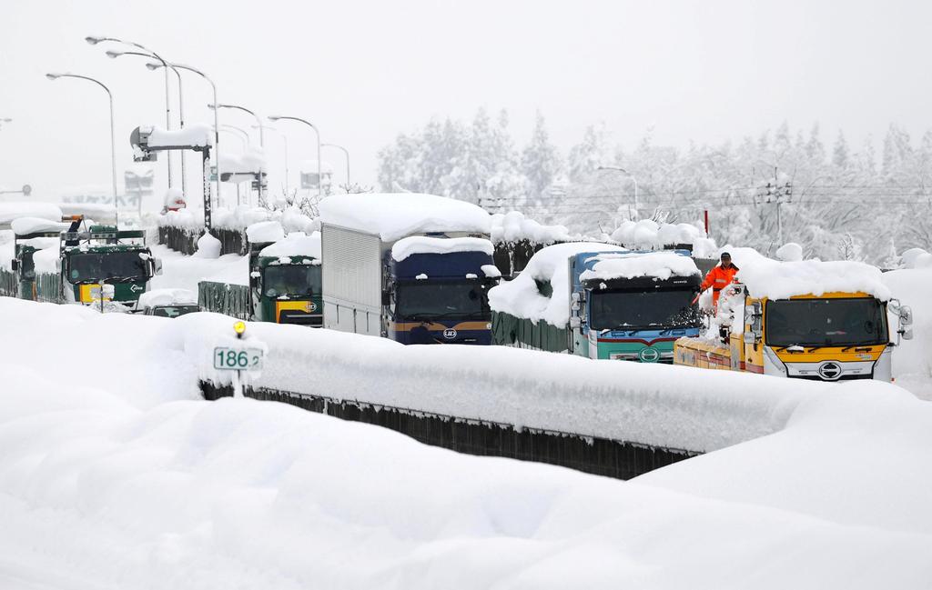 Chaos as snow hits Japanese highway, 134 cars in crashes; one dead