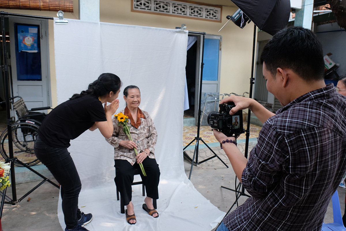 Ho Chi Minh City youths organize charitable photo shoot for elderly citizens