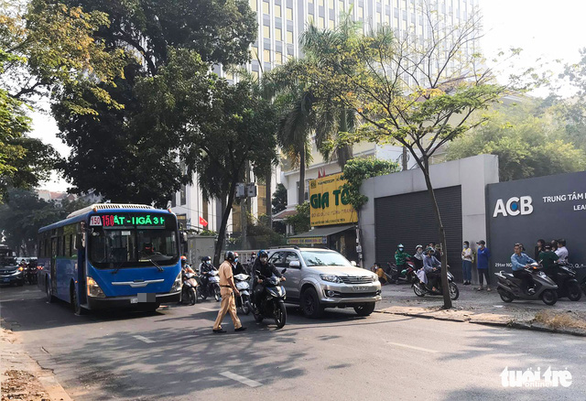 Bus crushes pedestrian to death in District 1, Ho Chi Minh City