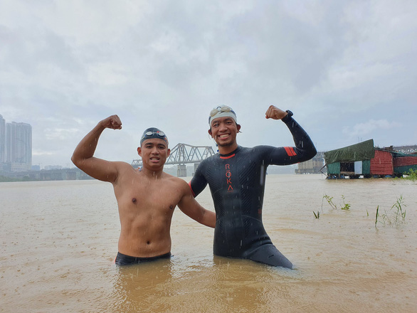 Vietnamese amateur athletes swim from Hanoi to ocean’s edge