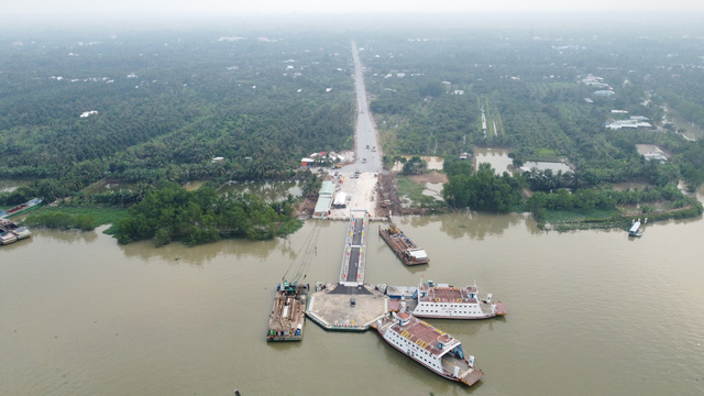 Ferry service put into operation to ease congestion on major bridge in Vietnam’s Mekong Delta