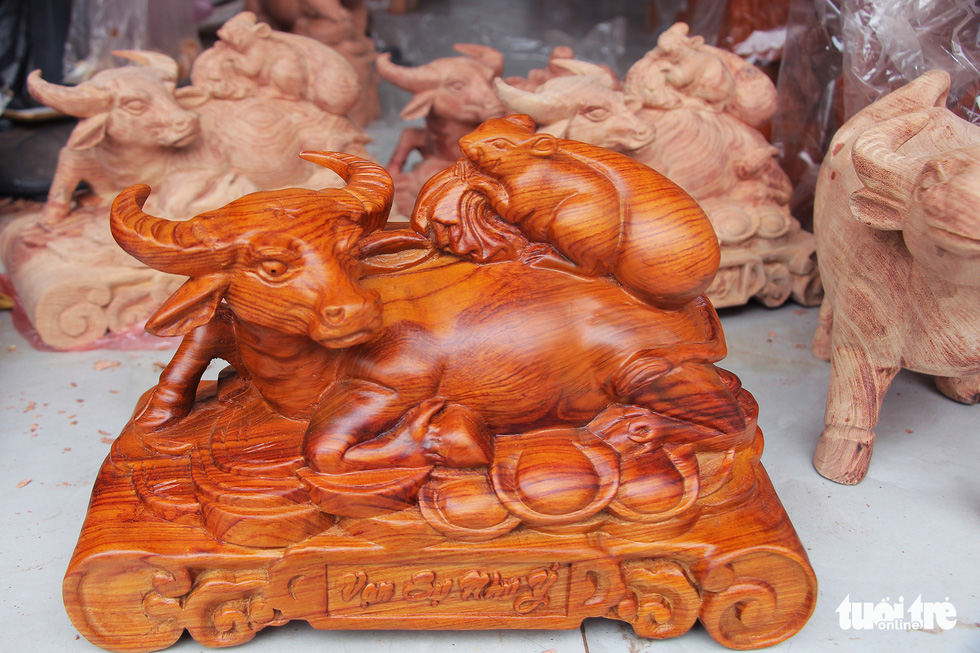 Northern craft villagers add wooden, clay buffalo to ornament market ahead of Tet