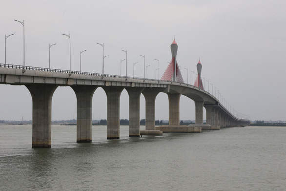 Cua Hoi Bridge temporarily opens to traffic in central Vietnam