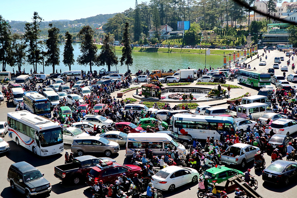 After two decades of free-for-all traffic, Da Lat City considers traffic light system