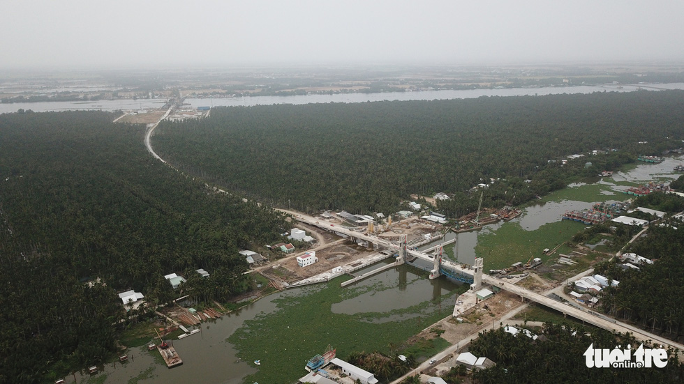 Vietnam agriculture ministry puts sluice gate into temporary operation in Mekong Delta