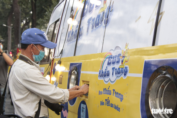 Ho Chi Minh City bus releases face masks for free