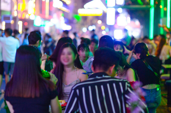 Saigon shuts down bars, karaoke parlors again as COVID-19 infections jump