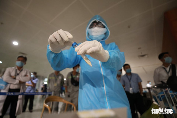 Ho Chi Minh City conducts random tests on airline passengers from virus-hit areas