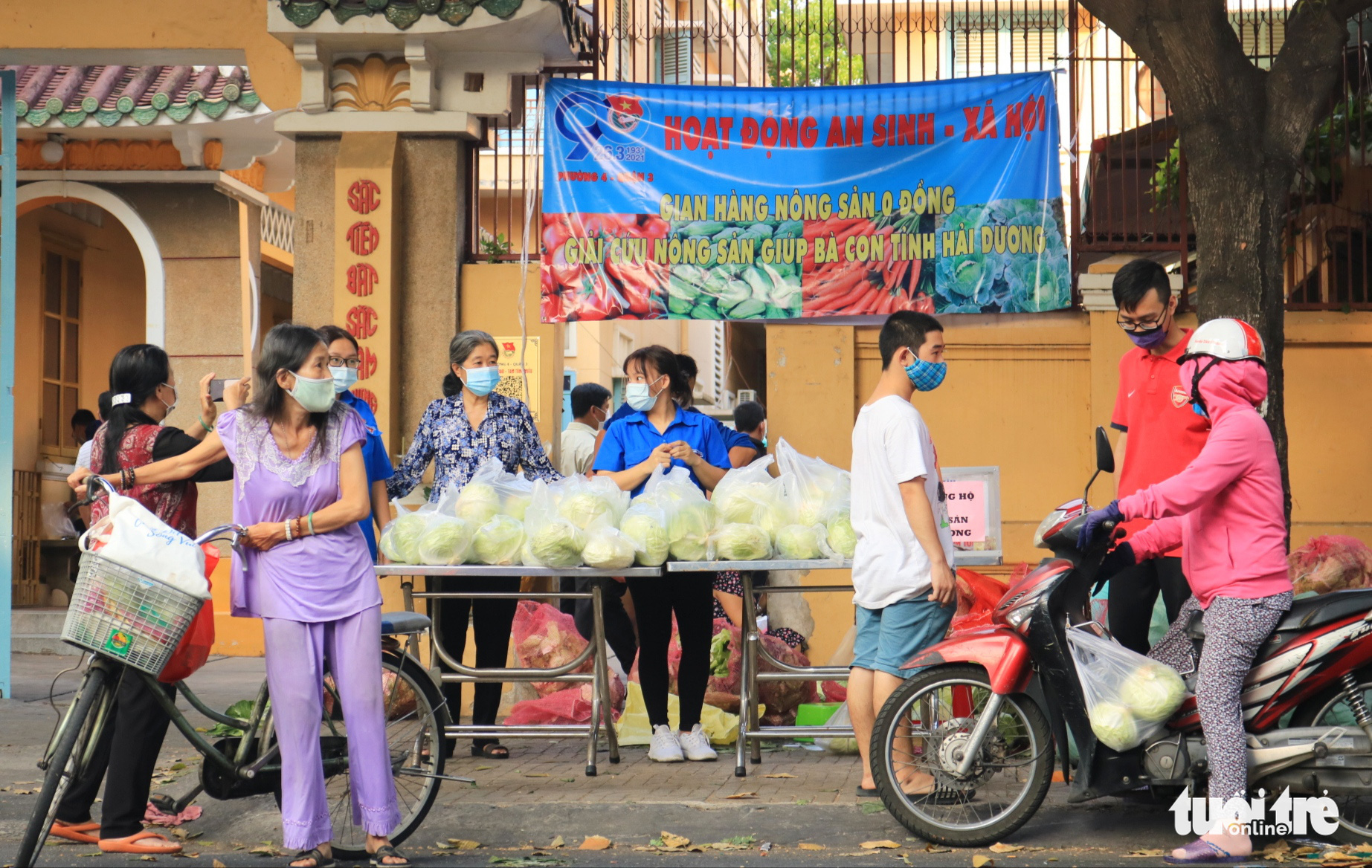 Saigonese help consume unsold vegetables from Vietnam’s virus-hit province