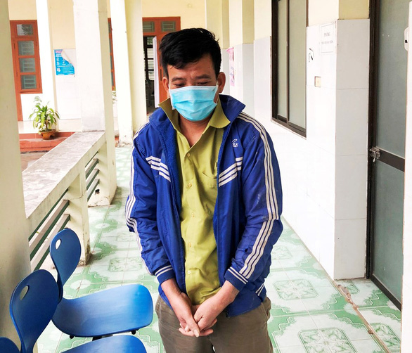 Man swims out of coronavirus-hit Vietnamese province using foam float