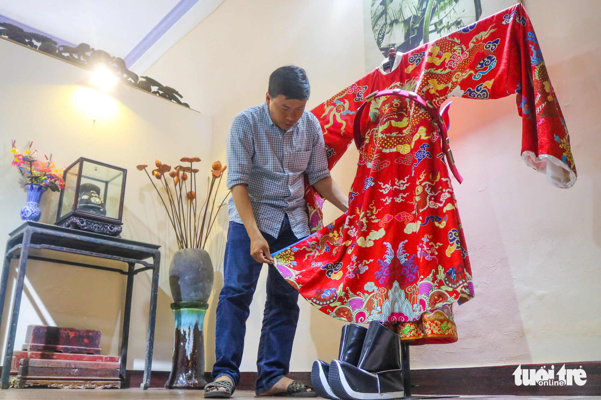 Vietnamese man pursues career of making Nguyen Dynasty costumes