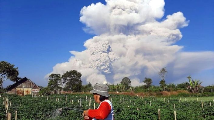 Indonesia volcano belches huge ash column
