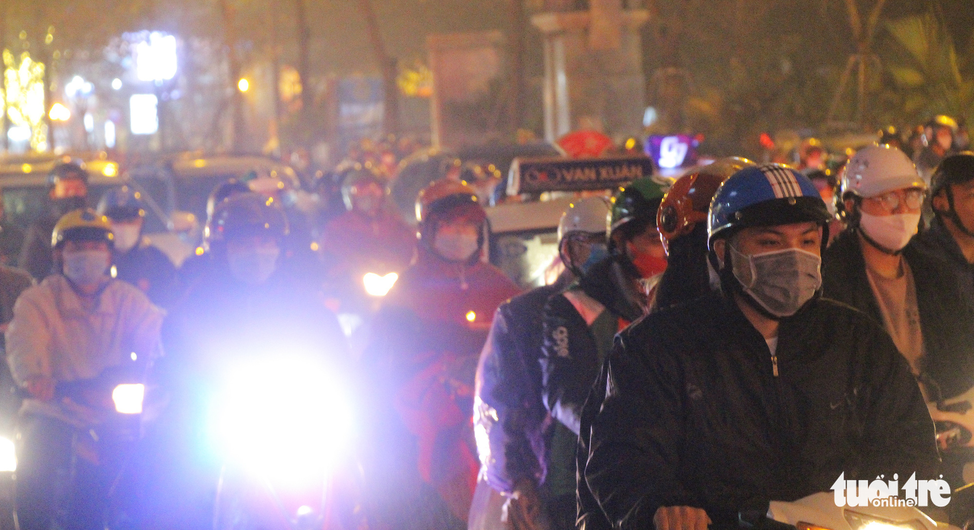 Traffic jammed as Hanoi people end working week in drizzle