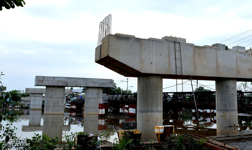 In Ho Chi Minh City, residents wait 2 decades for bridge to be completed