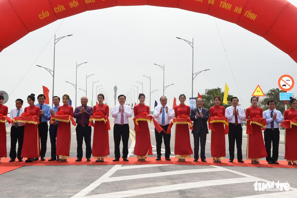 Vietnam PM cuts ribbon to open new bridge in north-central province